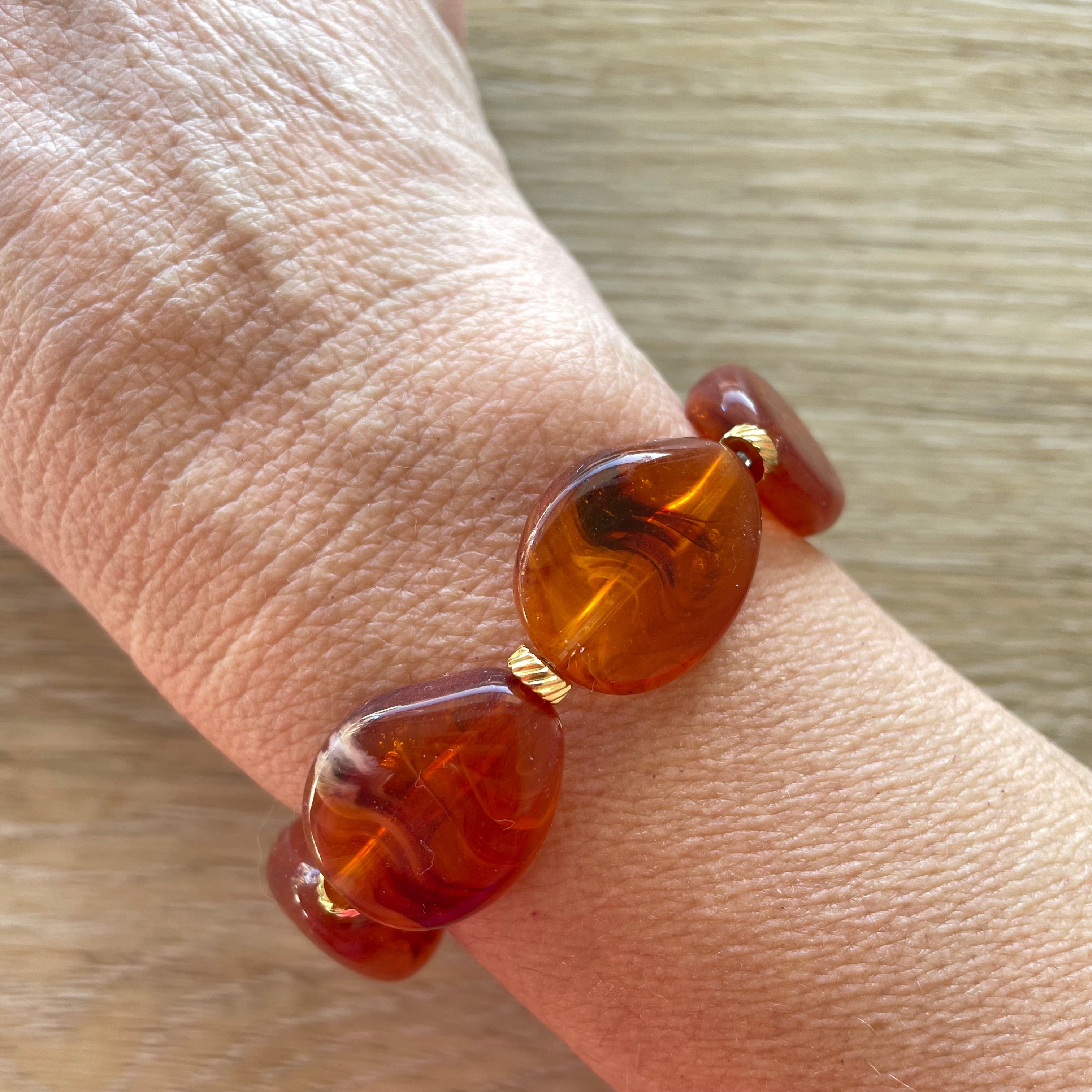 Bracelet élastique en perles acrylique et acier inoxydable modèle Joia