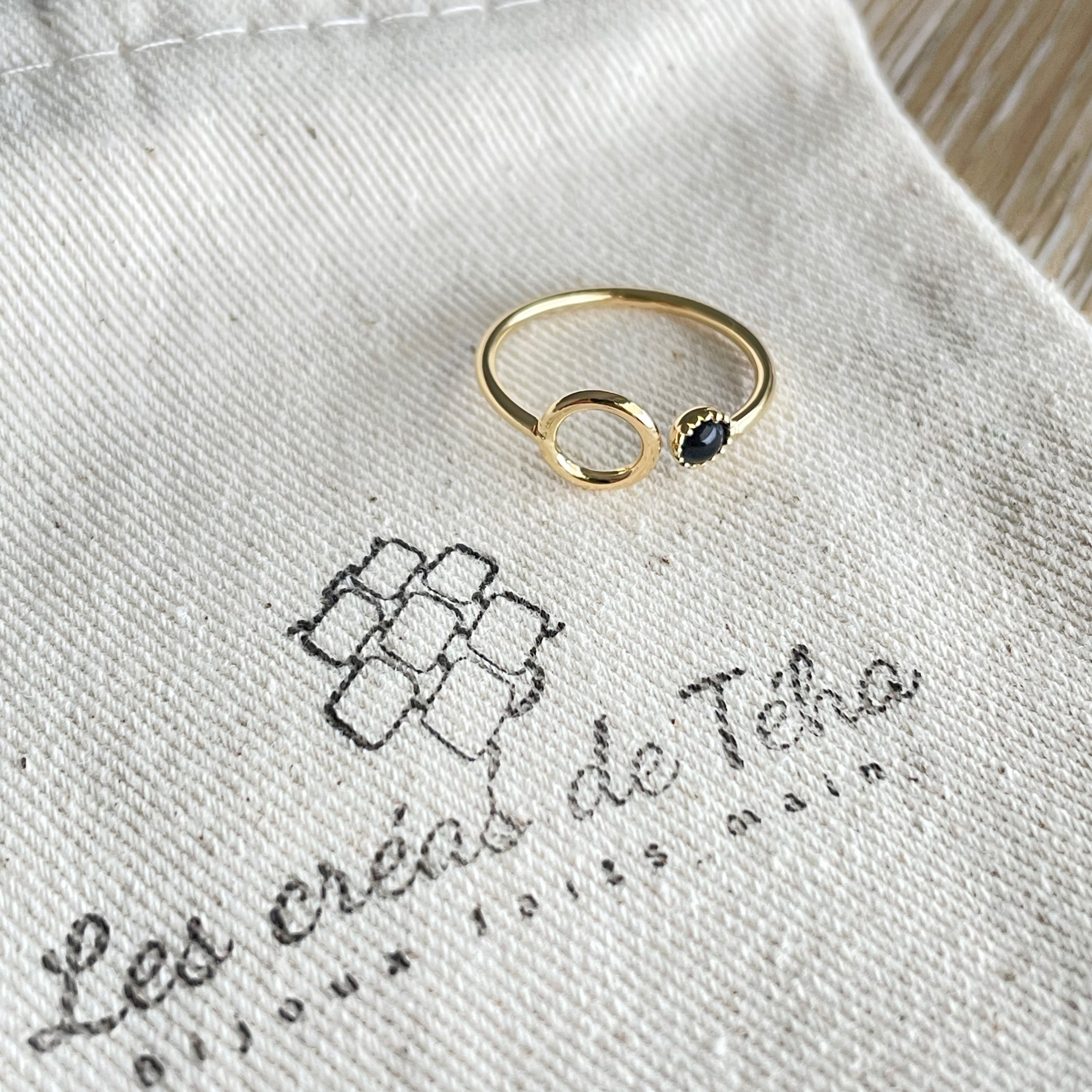 Bague réglable  en plaqué or modèle Circle avec cabochon en verre
