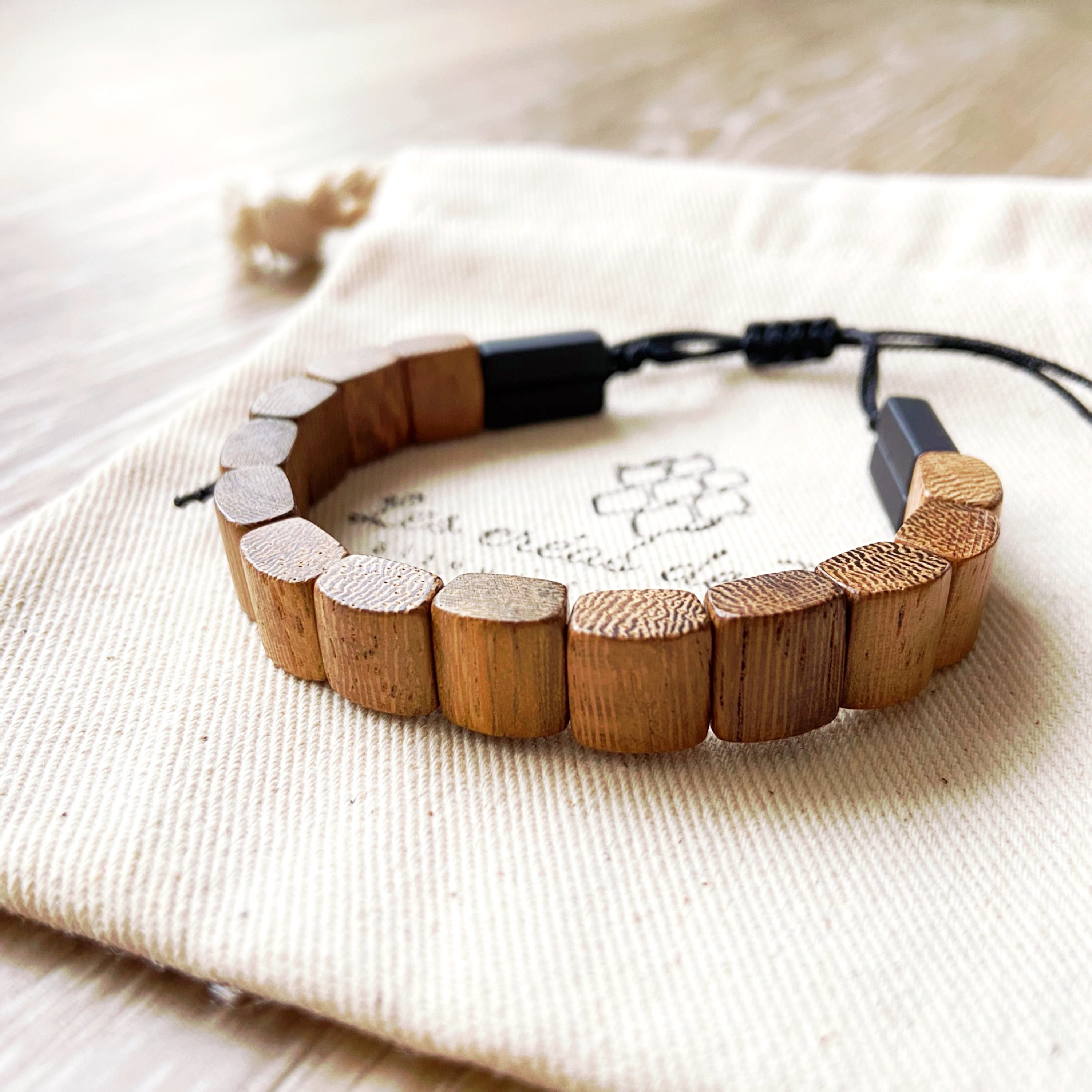 Bracelet homme modèle Mohina en perles en bois et cordon