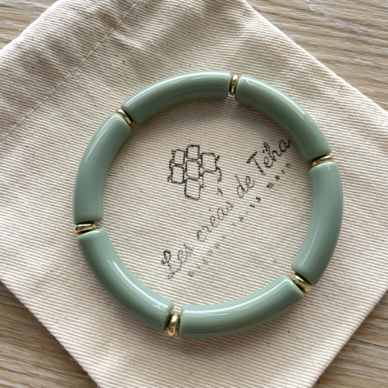 Bracelet élastique tendance perles incurvées modèle Ata