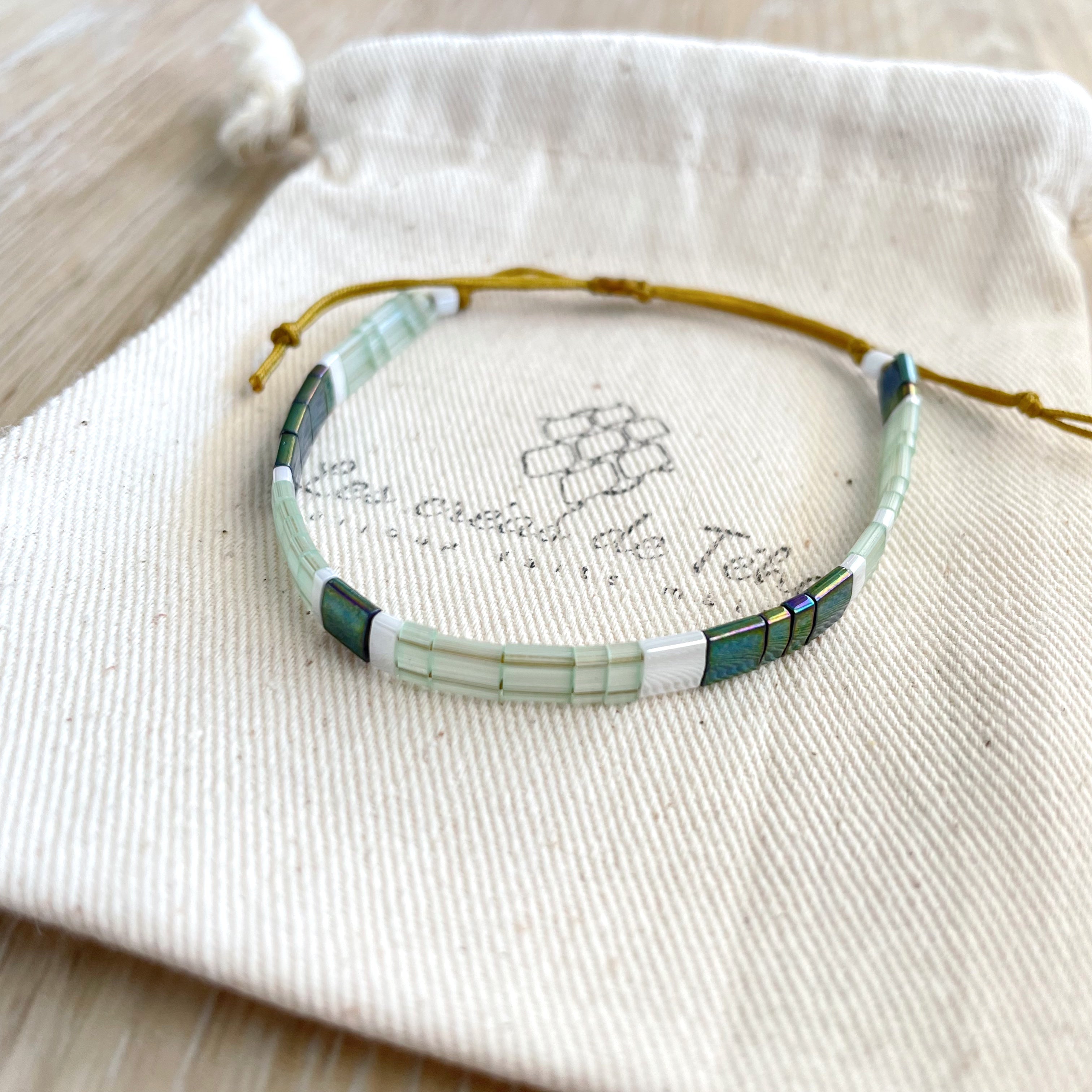Bracelet en perles de verre  vertes et cordon modèle Huira