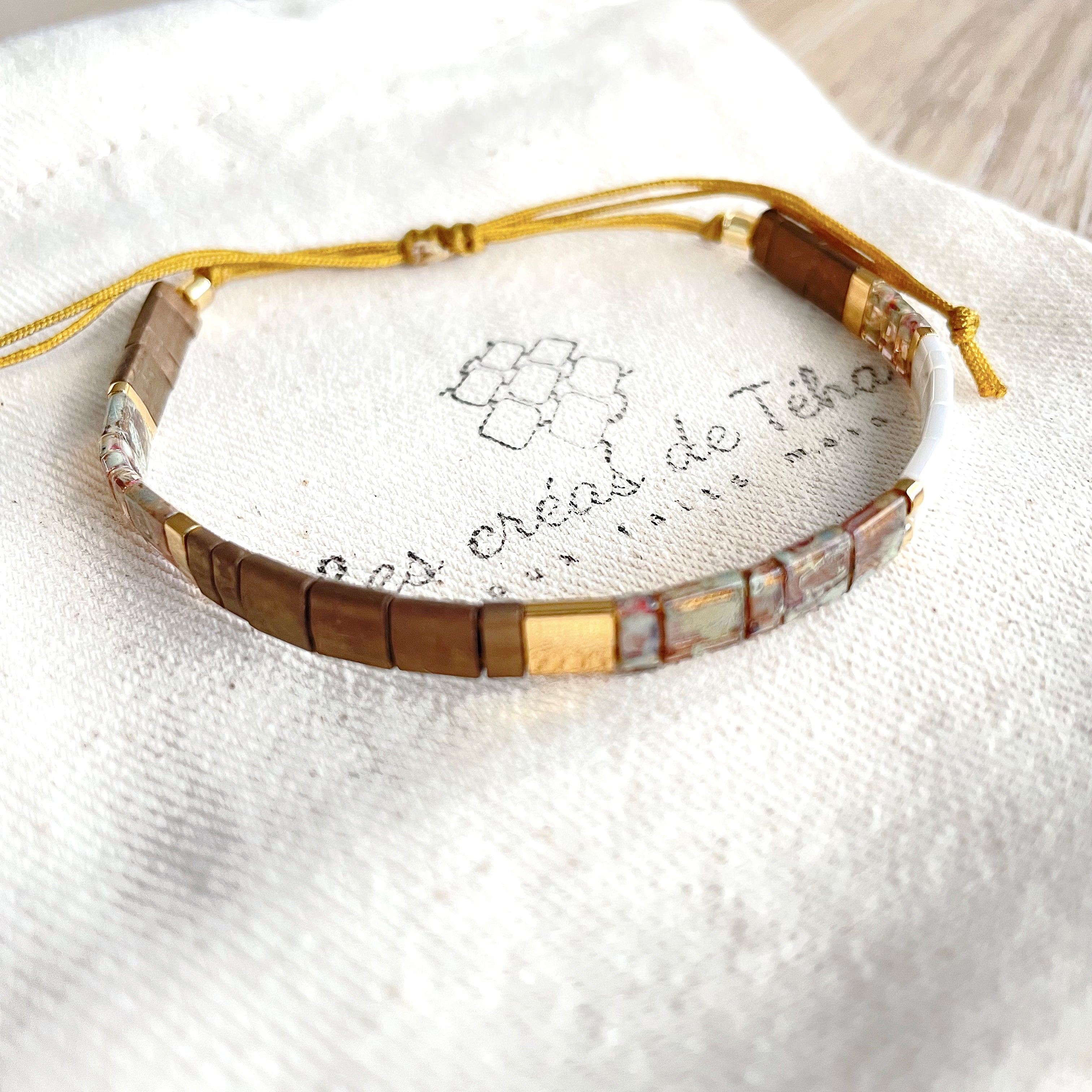 Bracelet tendance  marron et doré en perles de verre et cordon modèle  H