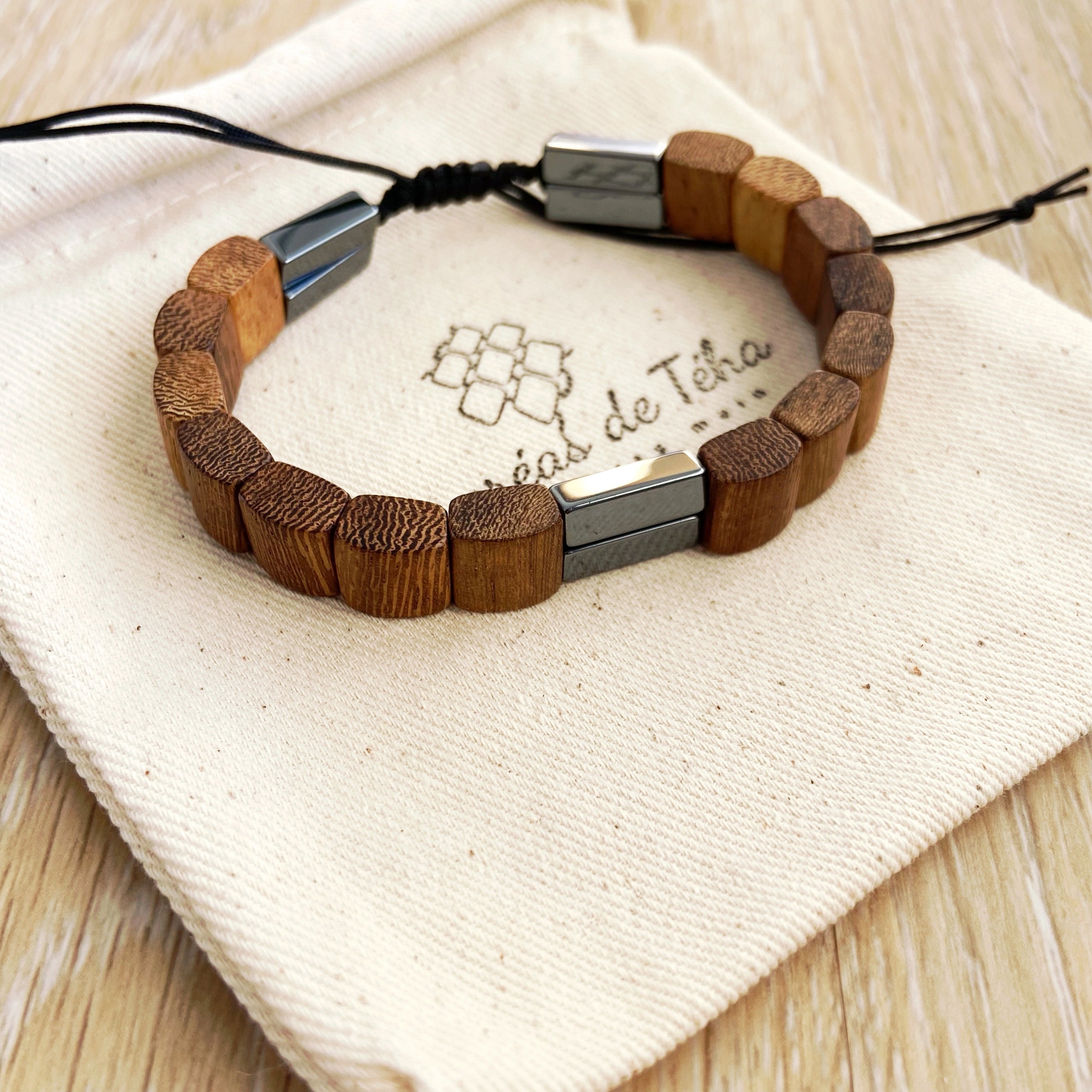 Bracelet homme modèle Mohina en perles en bois, hématite et cordon