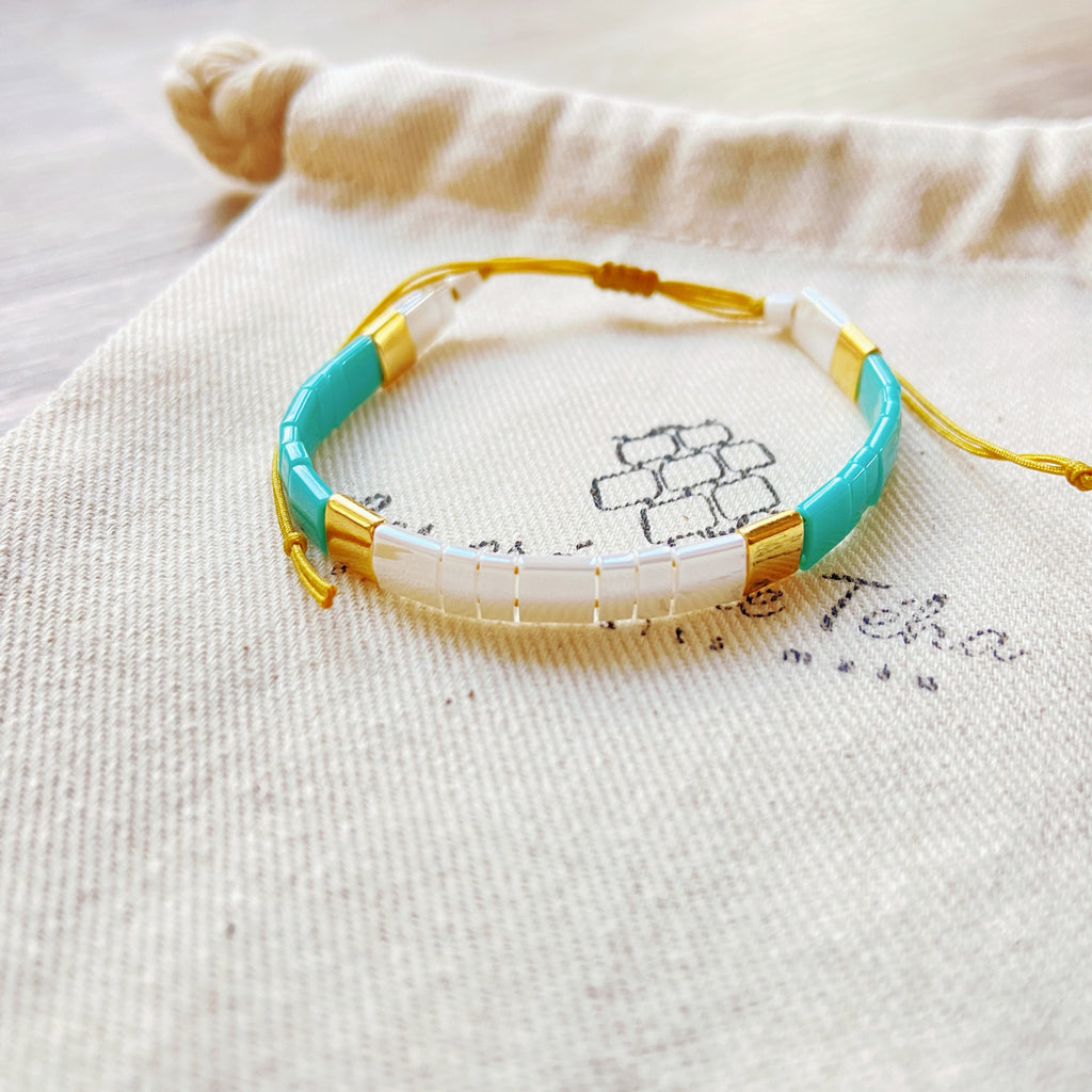 Bracelet enfant modèle kid version dorée en perles de verre et cordon