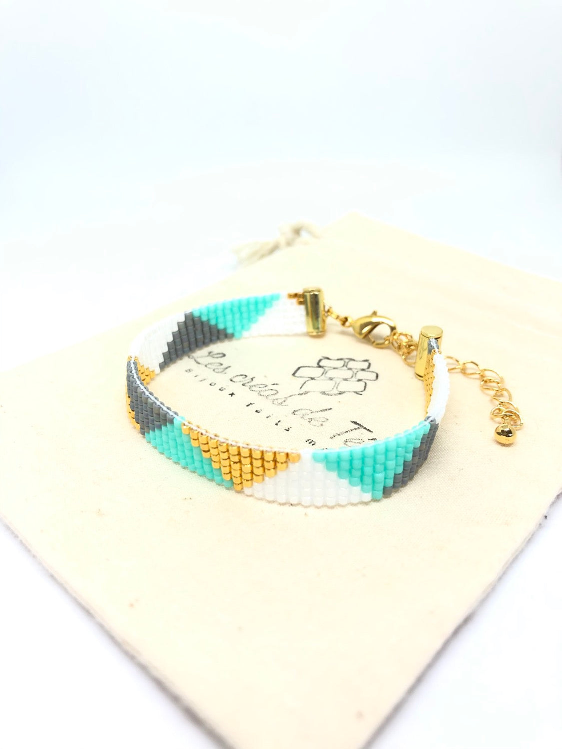 Bracelet fin Atavai en perles de verre et plaqué or