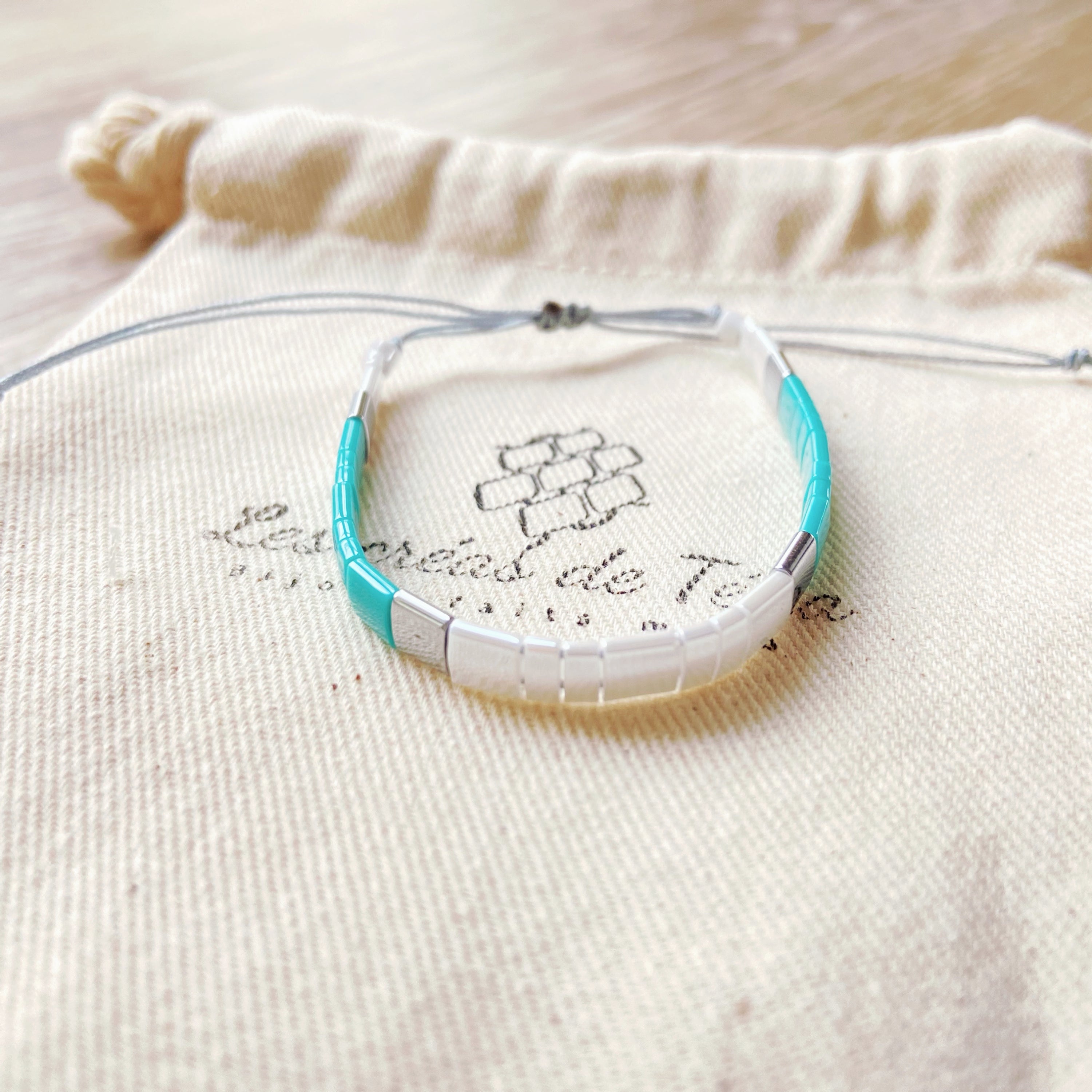 Bracelet enfant modèle kid version argentée en perles de verre et cordon