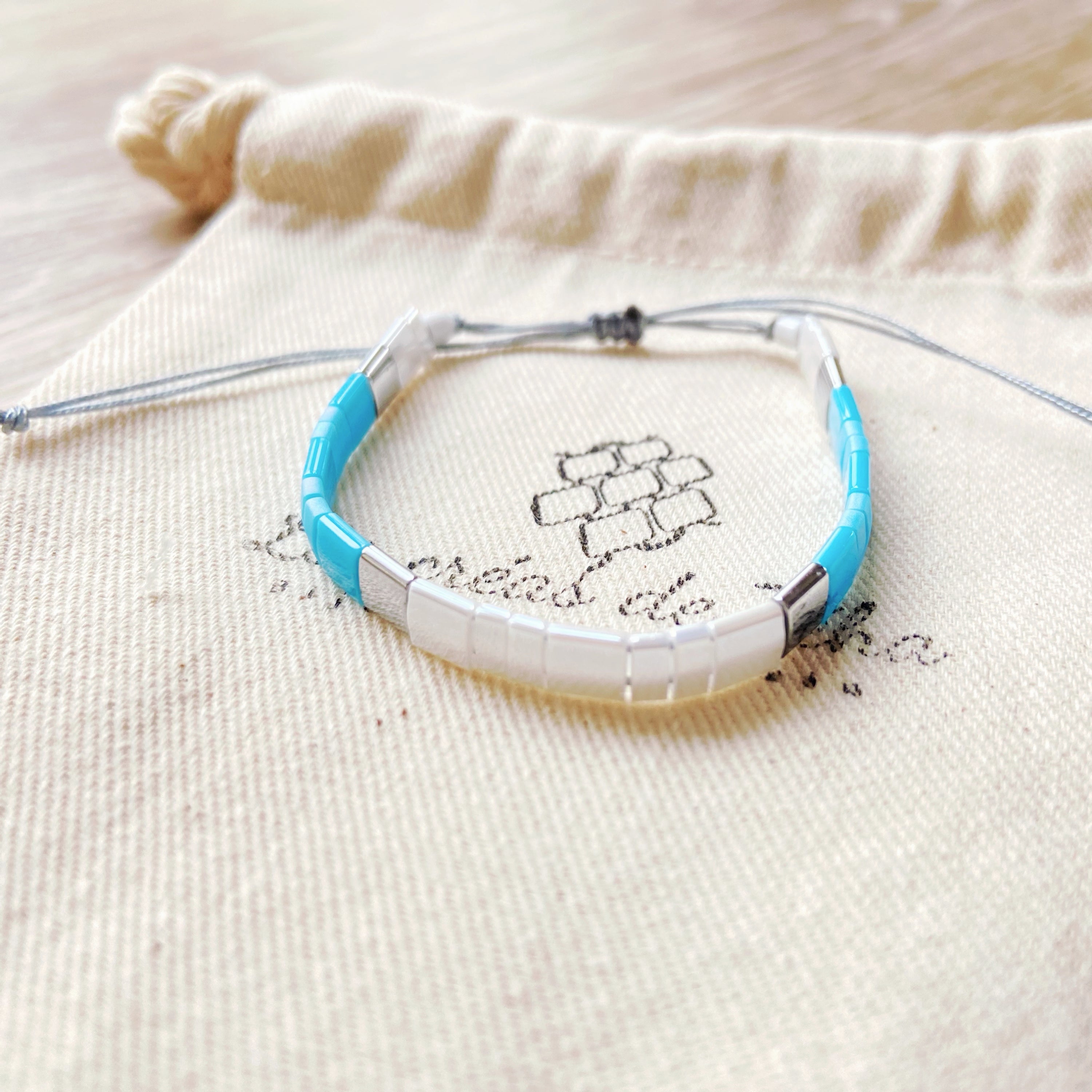Bracelet enfant modèle kid version argentée en perles de verre et cordon