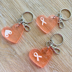 Porte-clés bijou de sac avec breloque fleur en résine modèle Espoir Octobre rose
