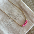 Collier fin en acier inoxydable doré et perles de verre modèle Perla Octobre rose