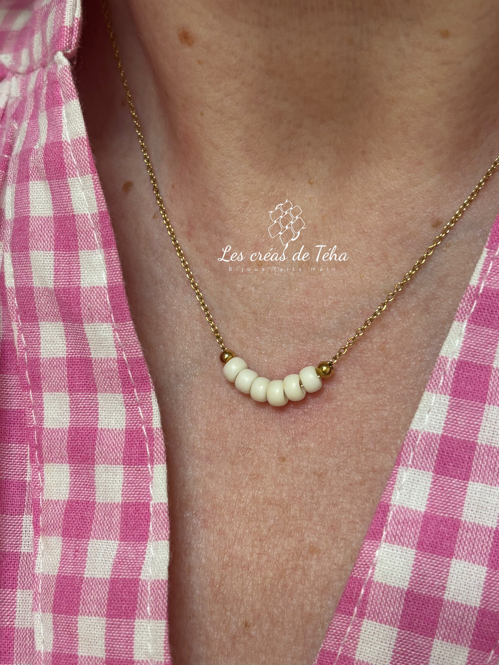 Collier fin en acier inoxydable doré et perles de verre modèle Perla