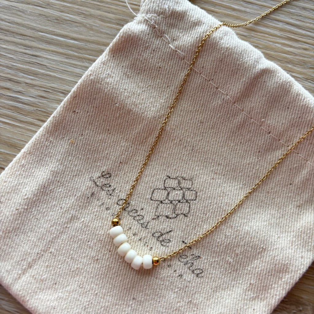 Collier fin en acier inoxydable doré et perles de verre modèle Perla