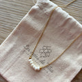 Collier fin en acier inoxydable doré et perles de verre modèle Perla