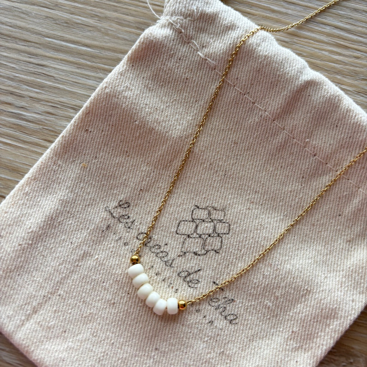 Collier fin en acier inoxydable doré et perles de verre modèle Perla