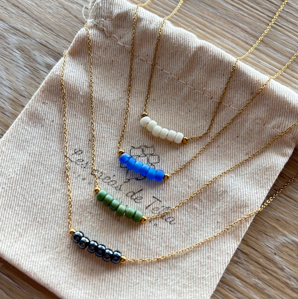 Collier fin en acier inoxydable doré et perles de verre modèle Perla